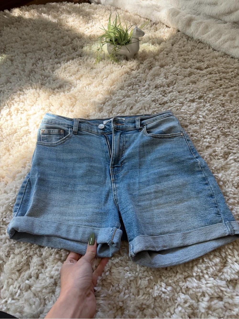 Ardene Super cute night wasted Light Wash Rolled Cuff Denim Shorts